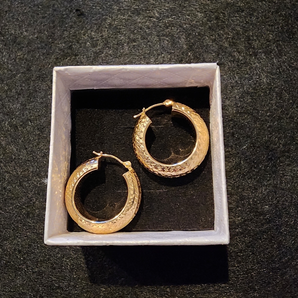 14K Gold Diamond Cut Hoop Earrings - 3/4" Diameter - Very Sparkly